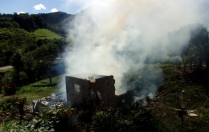 Incndio destroi residncia em Vila Nova - Peritiba.