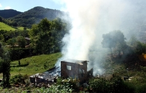 Incndio destroi residncia em Vila Nova - Peritiba.