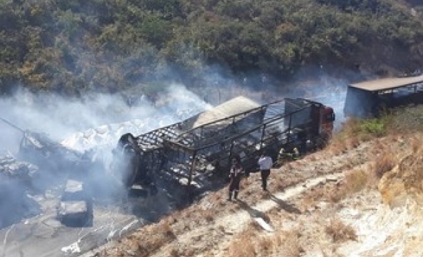 Acidente com três caminhões deixa um ferido na BR-251 em Francisco Sá